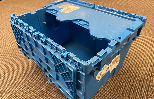 https://www.yankeesupply.com/wp-content/uploads/2015/12/blue-flip-top-tote.jpg